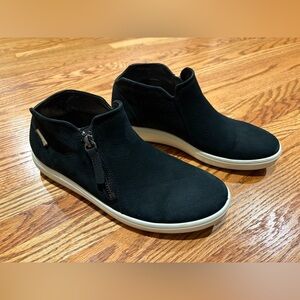 Ecco Black Textured Shoes with Cream Accents